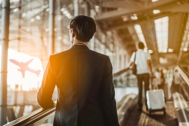 homme d'affaire dans un aéroport 